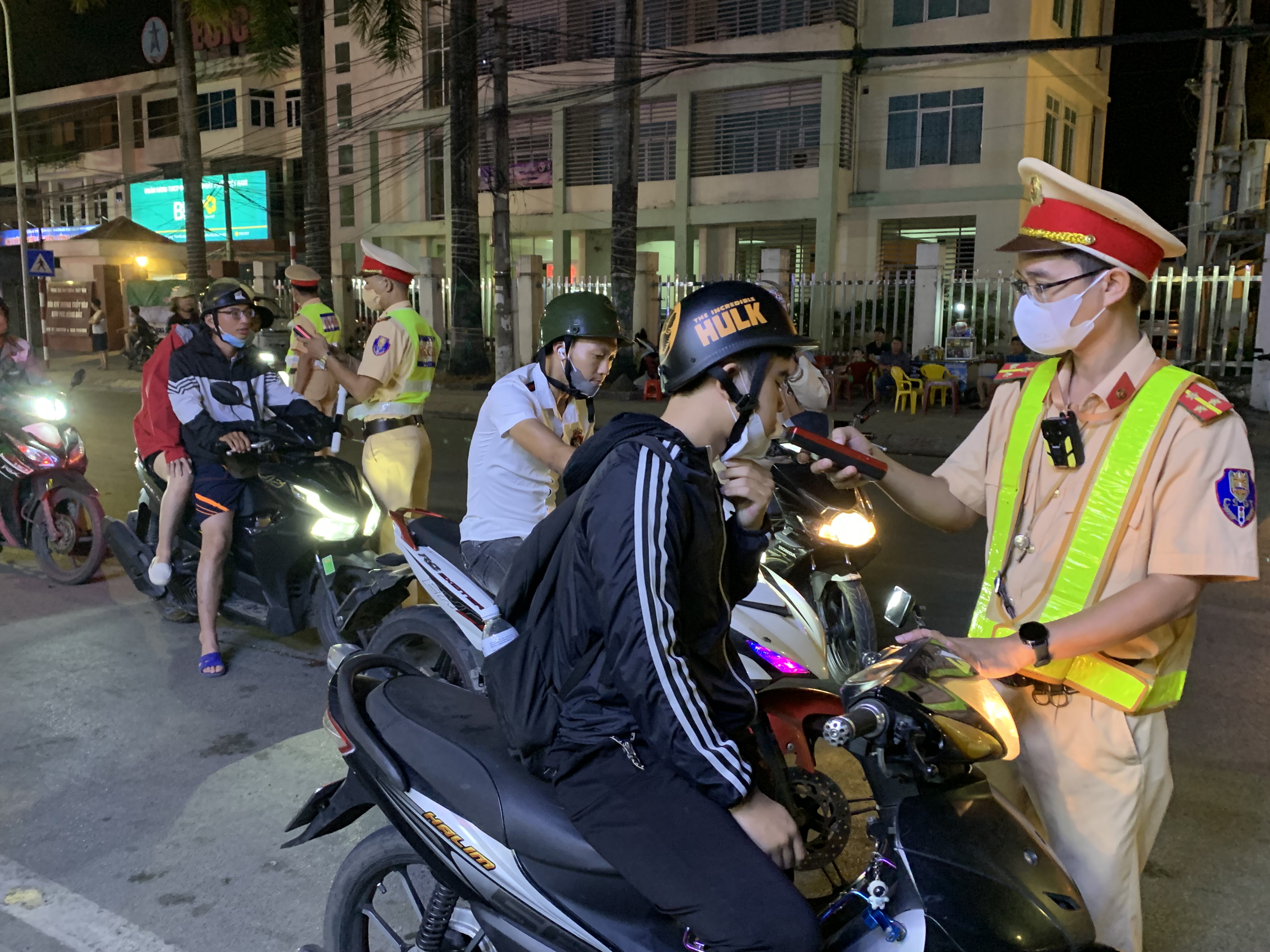 Công an quận Kiến An phát hiện, xử phạt 11 trường hợp vi phạm TTATGT đêm 3/11